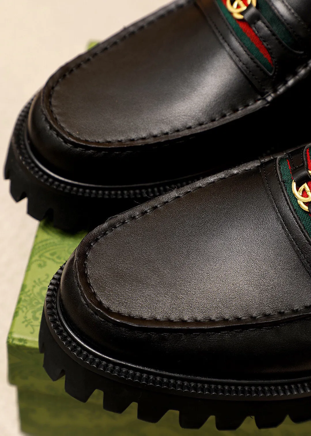 Men's shoes 💰580 💐 Product trademark: GUCCI "Gucci" casual leather shoes Regular size: 38-44 (45.46🉑️customized) Product materials: Selected imported first-layer calfskin upper + luxury hardware buckle, imported water-dyed cowhide leather lining. Strong three-dimensional visual effect, original foam outsole Color: 1⃣️color available